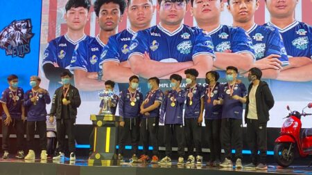 EVOS Legends on stages with MPL ID S7 Trophy